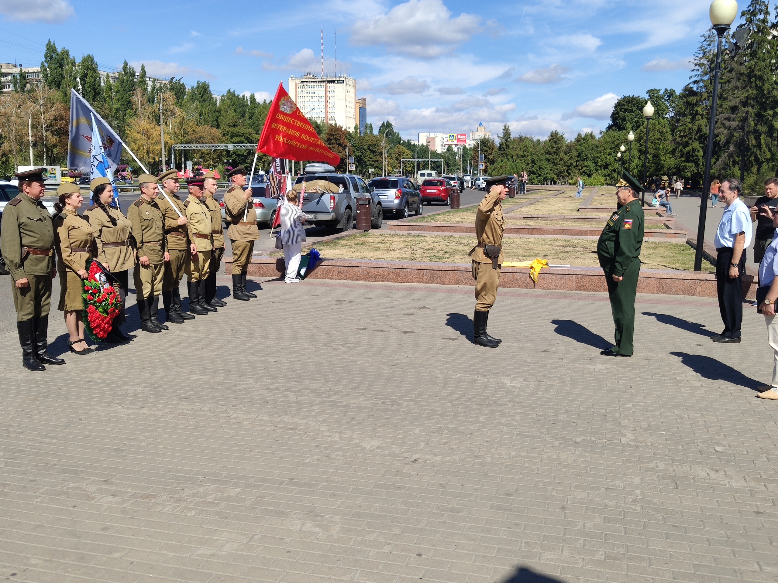 На Московском проспекте, в Ратном сквере, возле памятника Славы проведена наша первая торжественная церемония возложения венка в память павшим героям. 