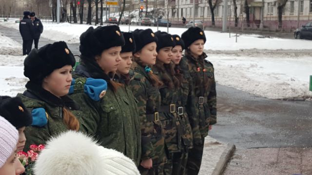 Торжественное возложение цветов к памятным знакам в рамках День памяти воинов СССР, исполнявших служебный долг за пределами Отечества