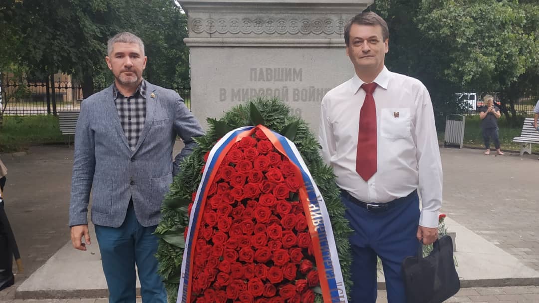Торжественная церемония отдания воинских почестей и возложения цветов у центрального монумента павшим героям Первой мировой войны.