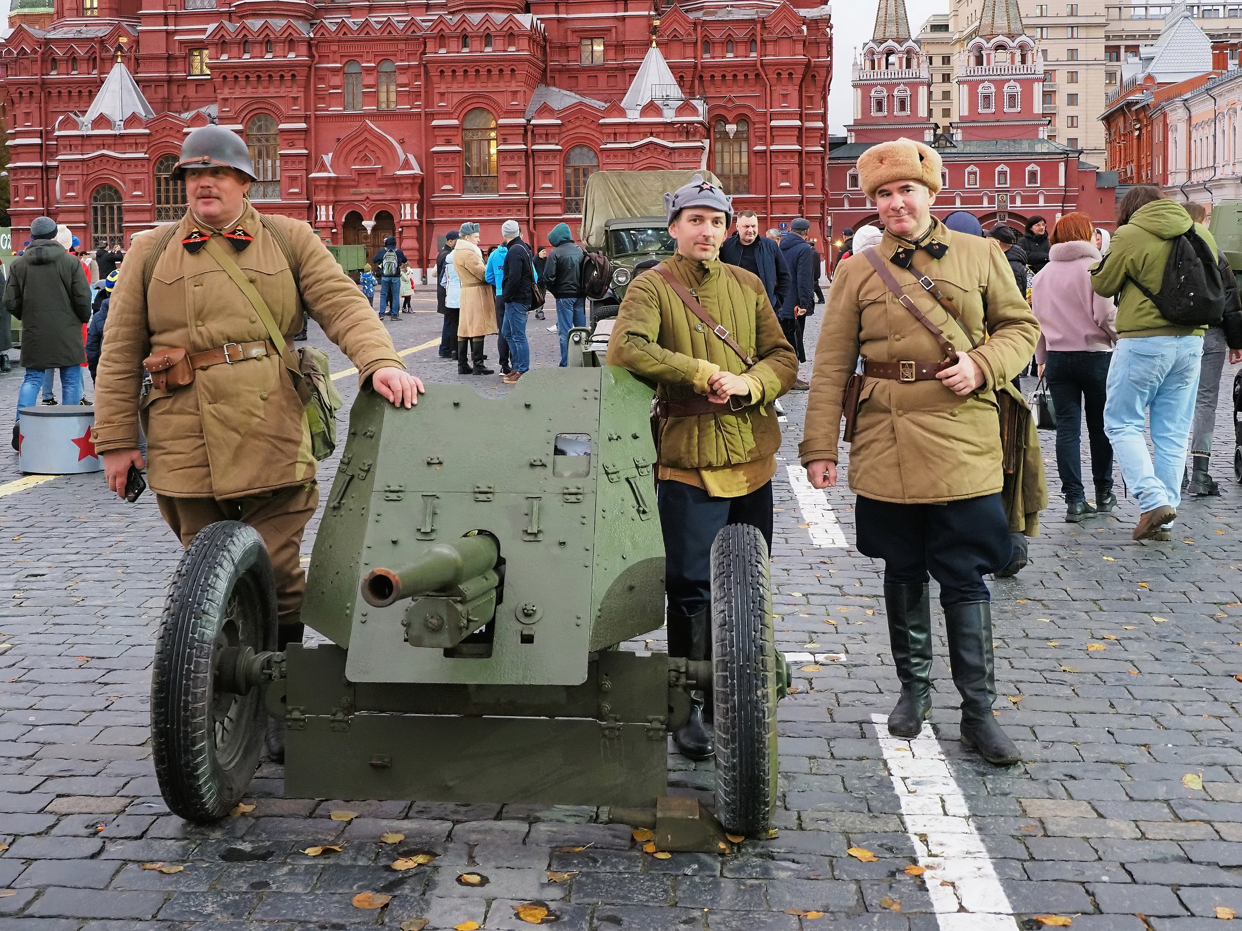 В честь 82-й годовщины со дня проведения военного парада 7 ноября 1941 года на Красной площади работал музей под открытым небом.
