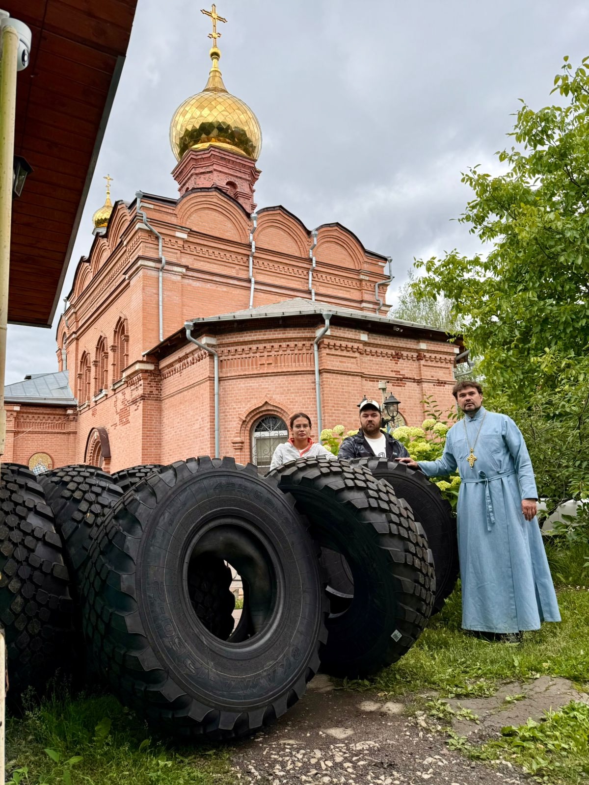 Благодаря прихожанам храма Казанской иконы Божьей Матери в деревне Сосенки города Москвы собран груз в 3-ий сапёрный батальон.