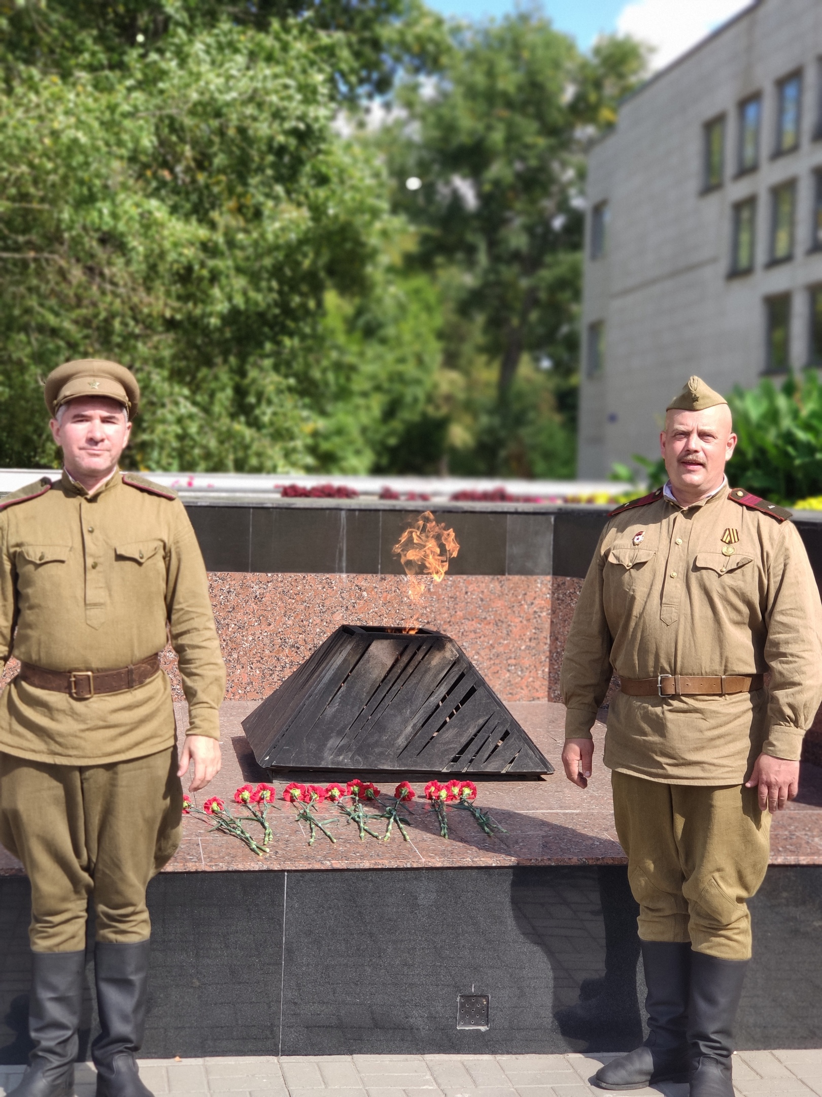 На протяжении всего обозначенного пути по Воронежу участники возлагали венки у памятников боевой славы, общались с юнармейцами, представителями общественности
