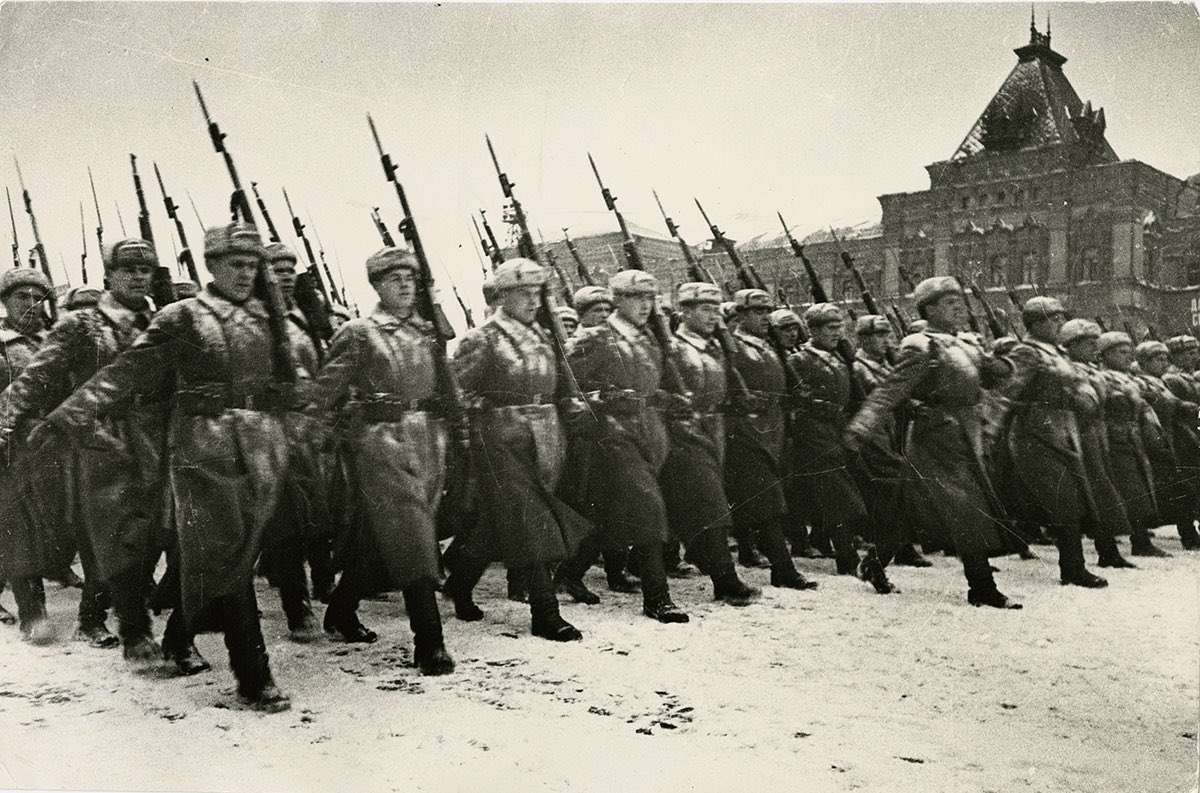 Зимой 1941 на защиту родины. Битва за Москву 7 ноября 1941 года. Оборона Москвы парад 7 ноября 1941. Парад на красной площади 1941 год битва за Москву. Парад красной армии 7 ноября 1941 года.