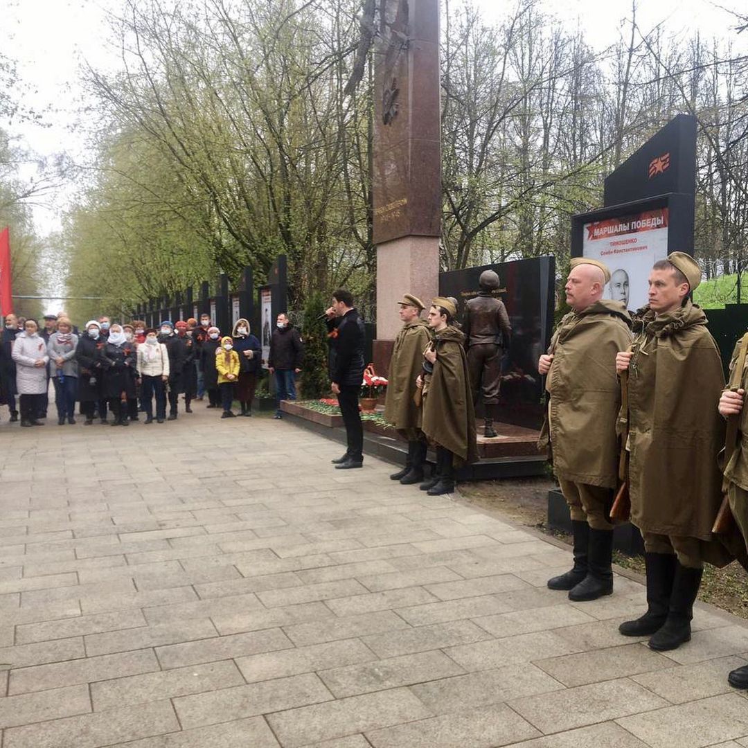 торжественный митинг в поселении Десеновское возле мемориала Воинам павшим в ВОВ, в парке 70-летия Победы в ВОВ.